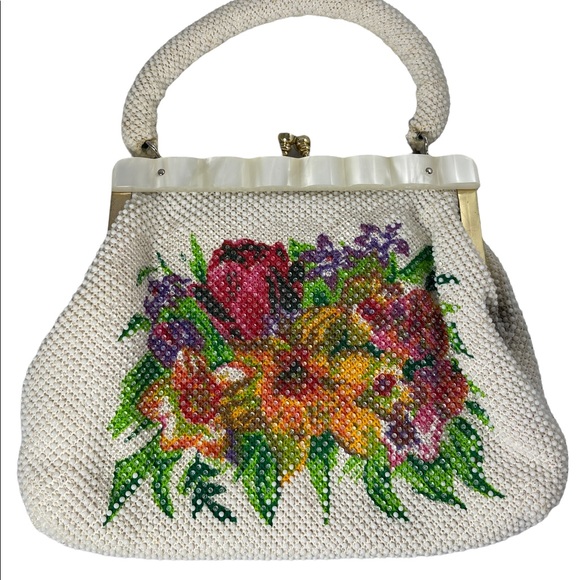 Vintage Handbags - Vintage 1960s Bead lucite Flower purse 👜 So pretty!